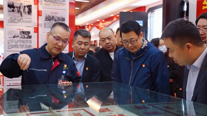 公司紀委組織學(xué)習(xí)貫徹習(xí)近平新時代中國特色社會主義思想主題教育暨“三抓三促”行動項目現(xiàn)場主題黨日活動